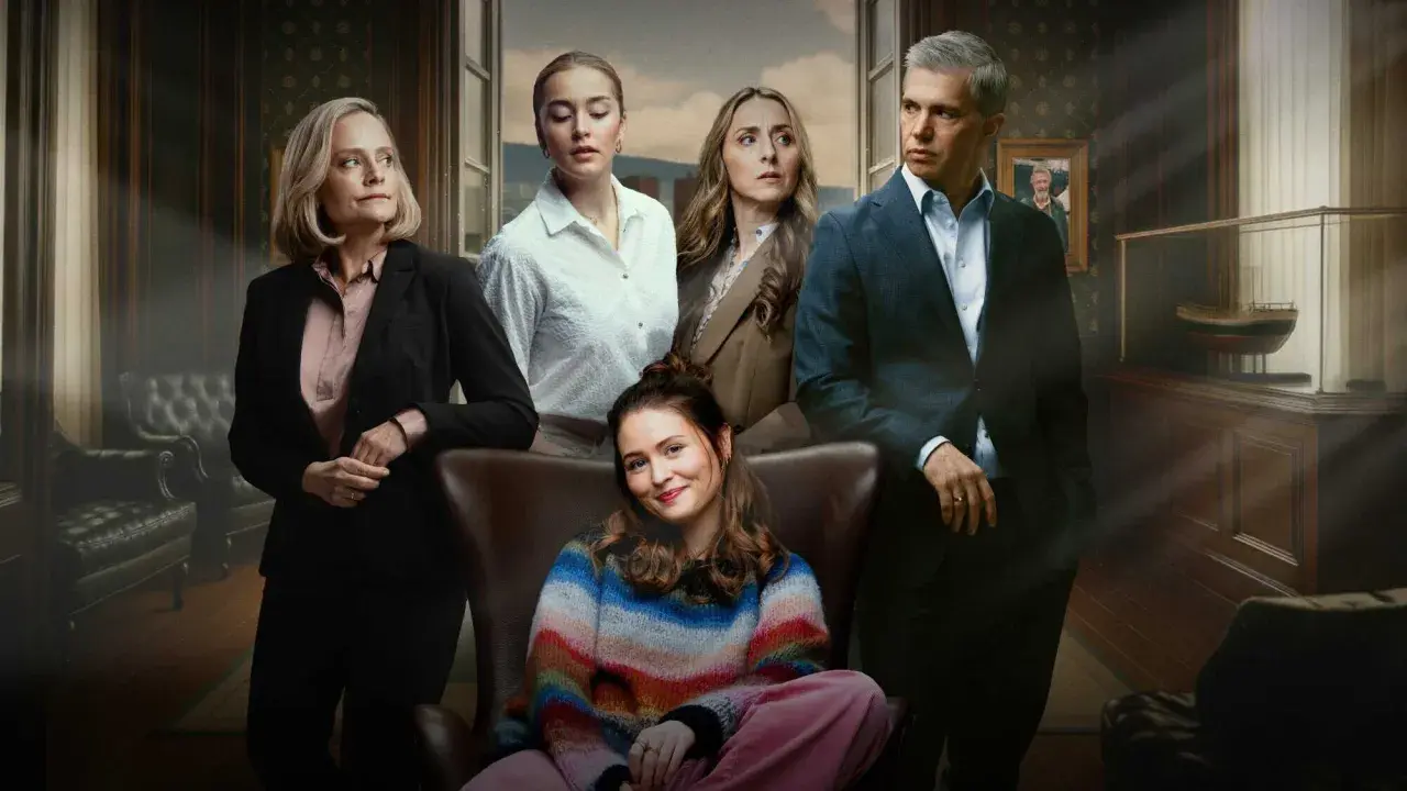 En familj samlad i ett lyxigt rum, kanske en nepo baby serie som utforskar deras liv.