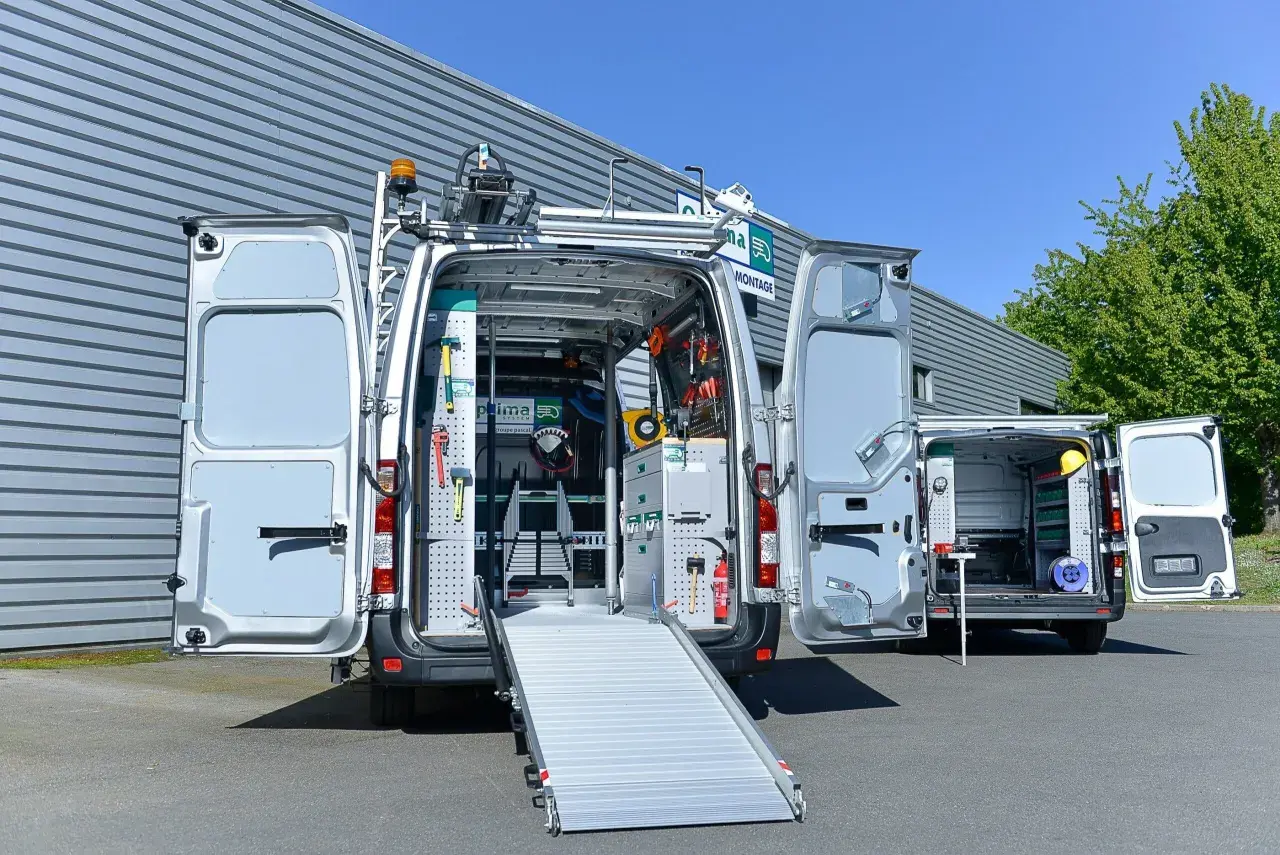Aménagement d'un fourgon pour un professionnel : une excellente idée rangement camion avec outils et échelle.