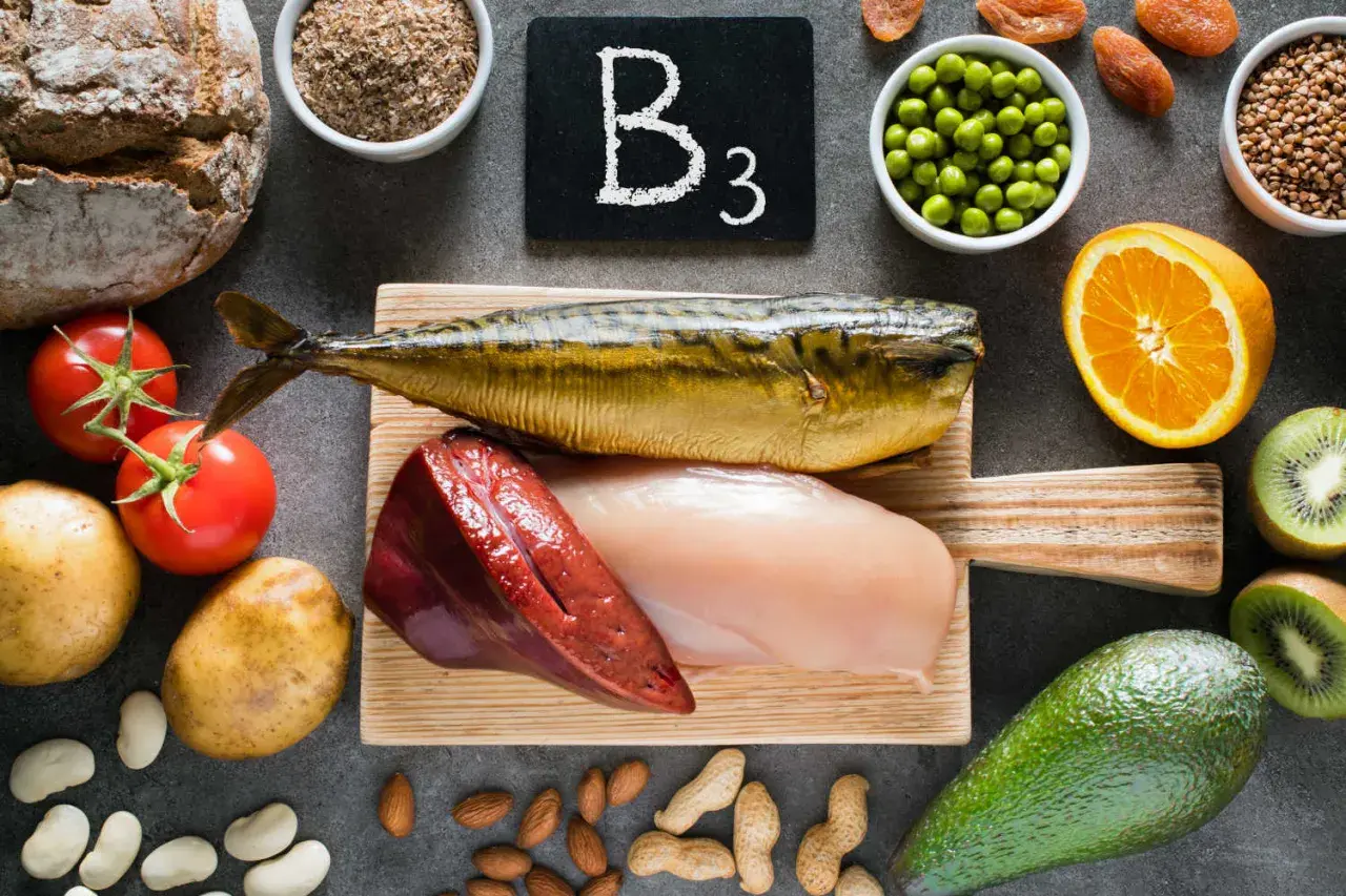 Fonti di niacina a cosa serve: pesce, pollo, fegato, arancia, kiwi, avocado, patate, pomodori, pane integrale, piselli, arachidi, mandorle, albicocche.