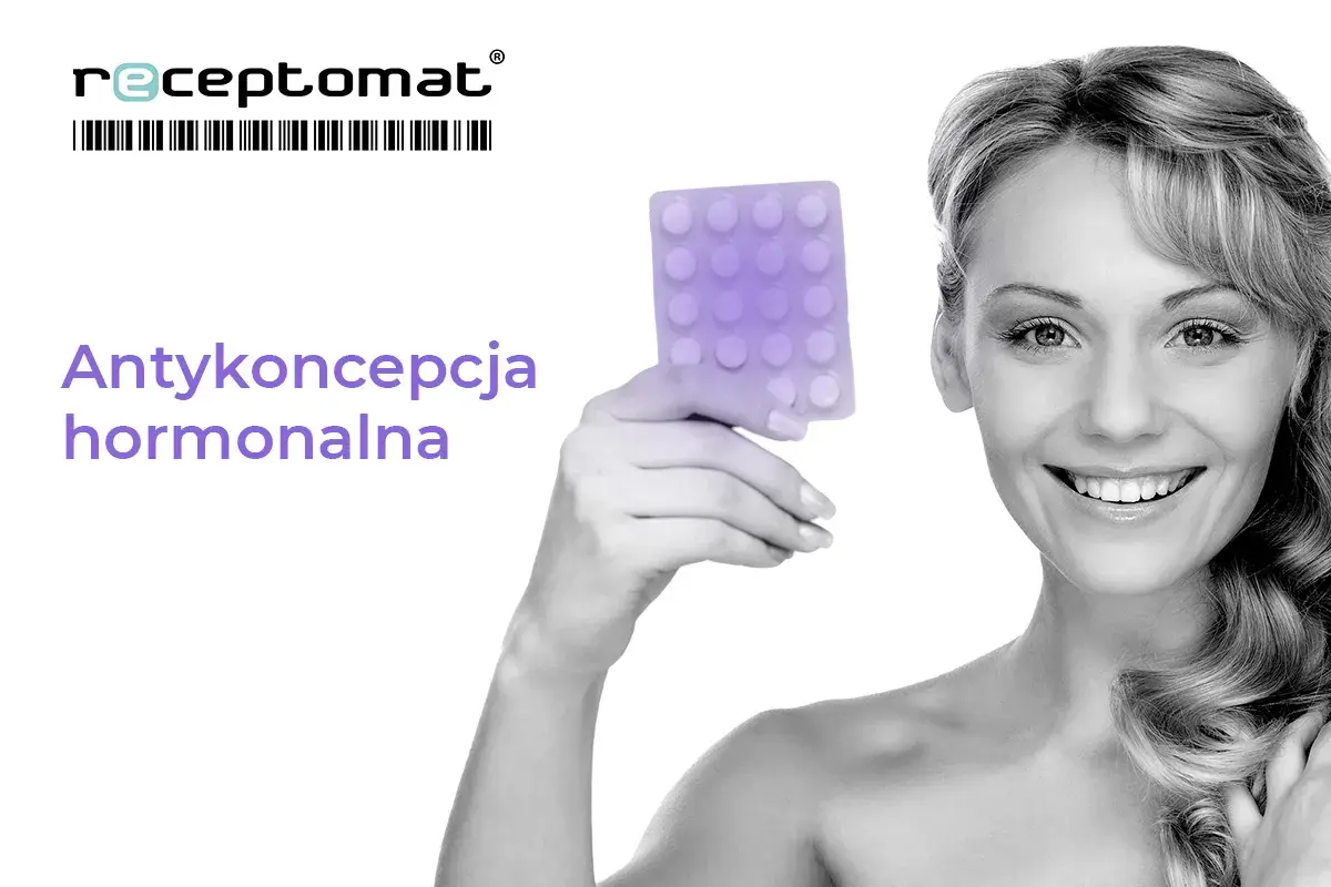 Uśmiechnięta kobieta trzymająca opakowanie tabletek antykoncepcyjnych.