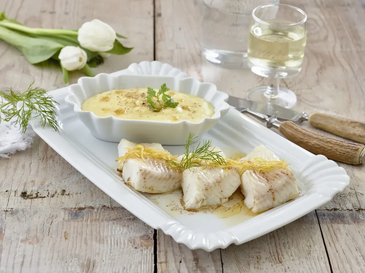 Elegancki halibut przepis: delikatne kawałki ryby z cytrynową skórką i koperkiem, podane z kremowym sosem. Idealne danie.