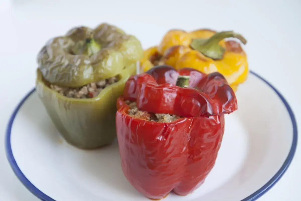 Pimientos rellenos de carne y arroz, horneados hasta quedar tiernos. Un plato casero y delicioso.