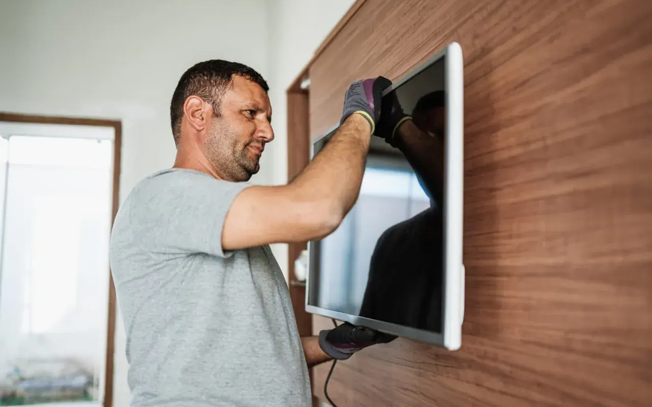 Jak zamontować TV Sharp na ścianie? Praktyczny poradnik krok po kroku