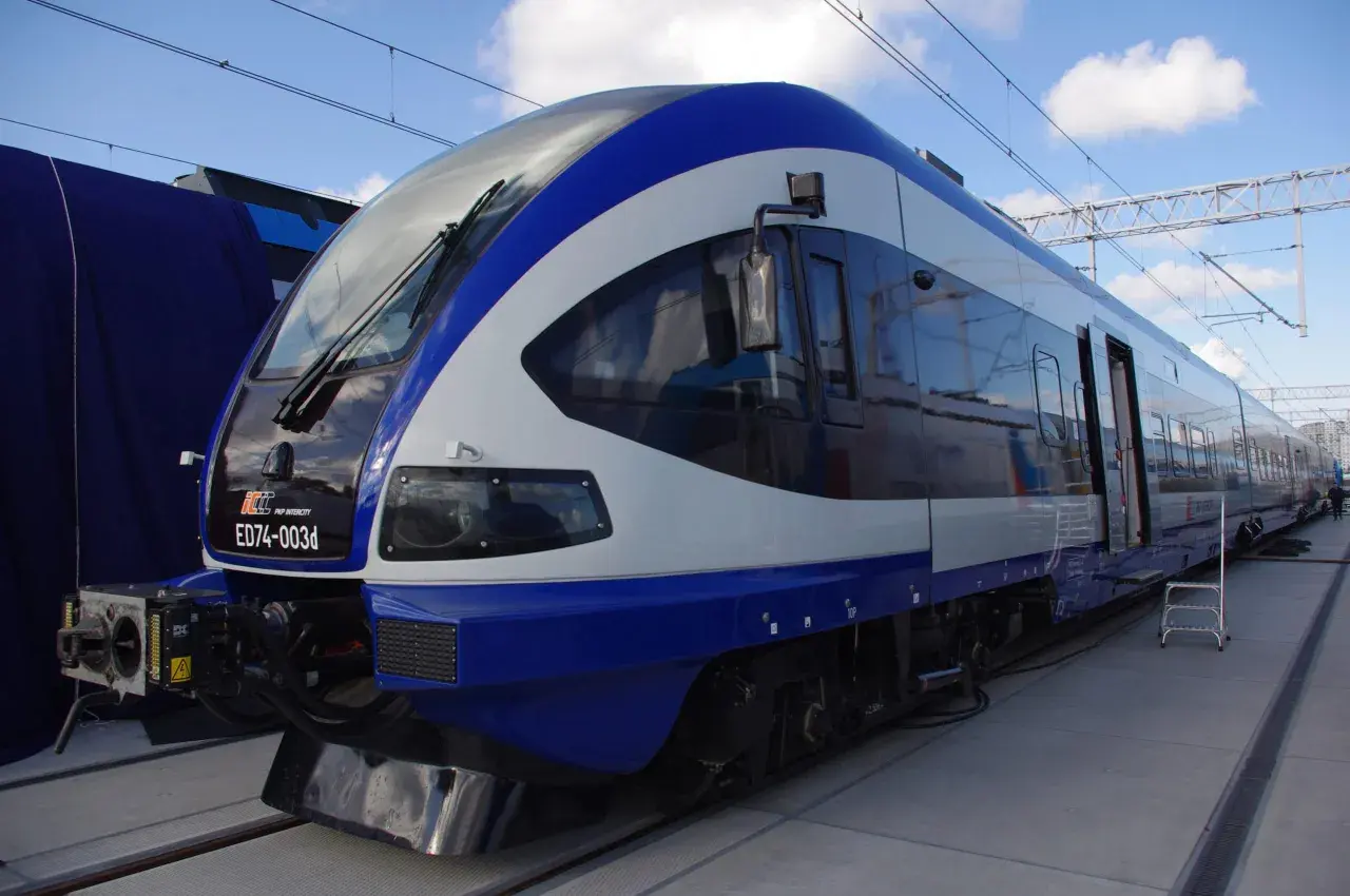Nowy, nowoczesny ezt pociąg ED74-003d PKP Intercity stoi na torach.