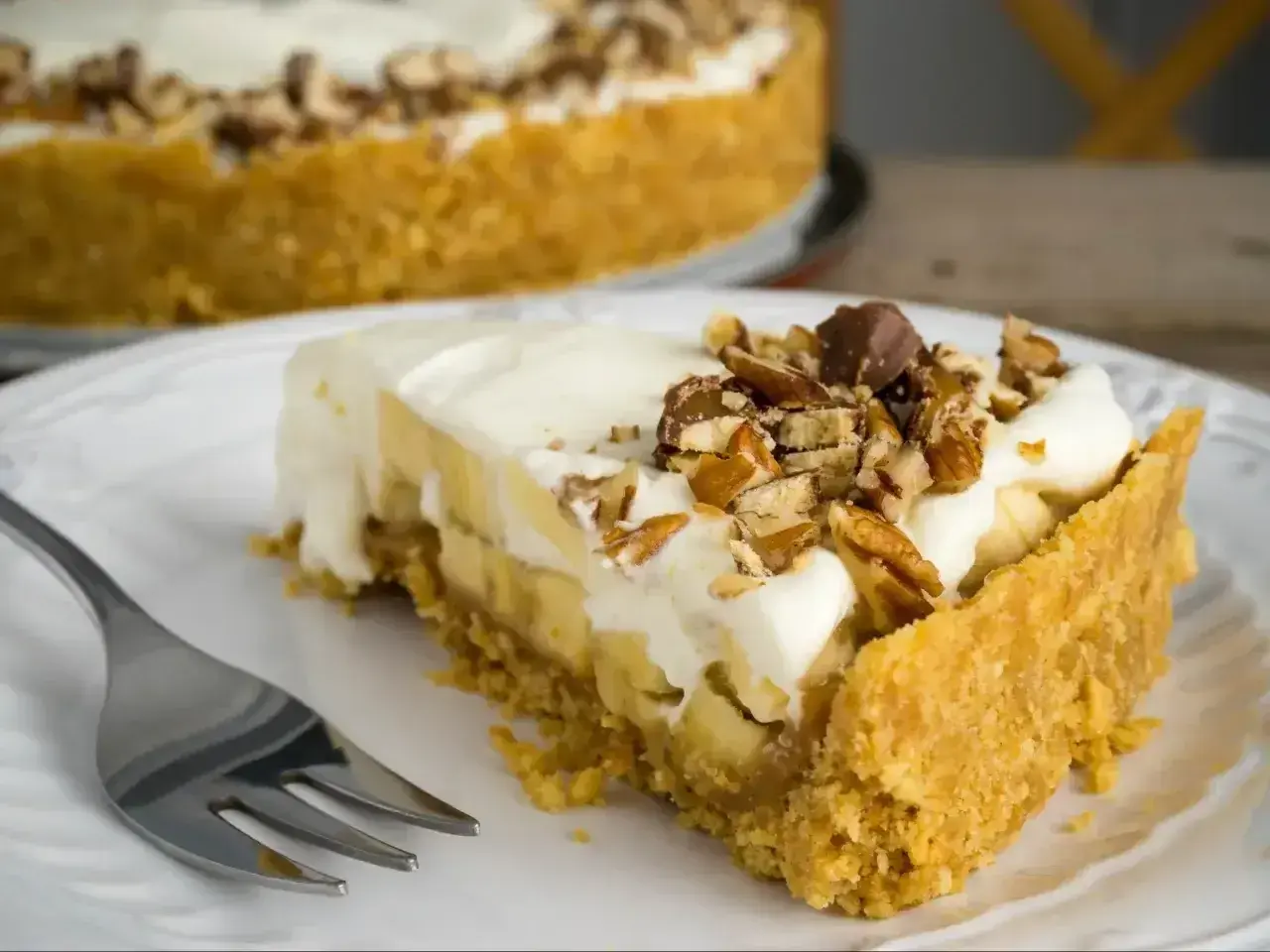 Pyszny kawałek banoffee z kremem, bananami i orzechami. Idealny przepis na deser.