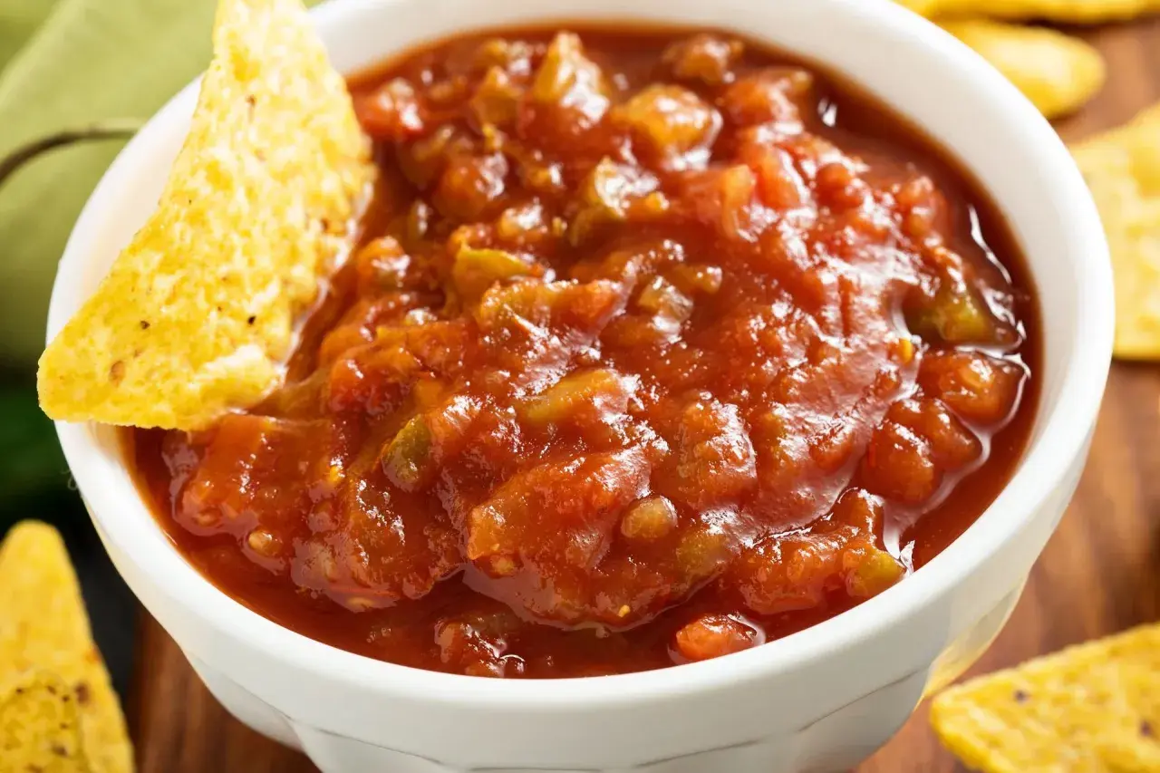 Chrupiące nachos zanurzone w świeżym, domowym pico de gallo. Idealna przekąska na imprezę.