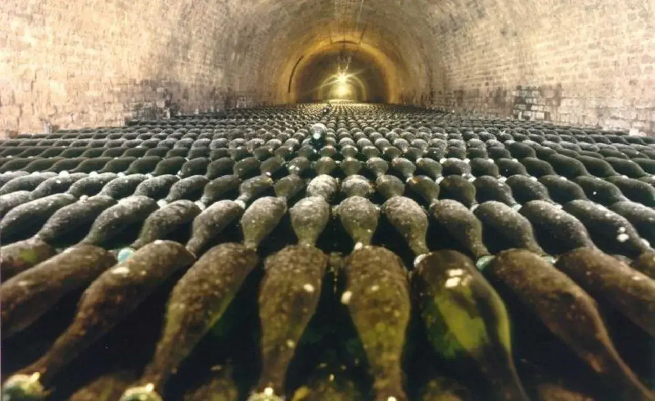 Des milliers de bouteilles de champagne vieillissent dans les caves voûtées de la visite cave Deutz.