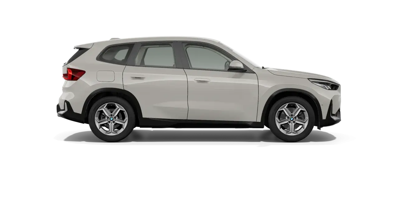 Biały SUV BMW z ciemnymi felgami, widok z boku. Pozwala ocenić jego wymiary samochodu.