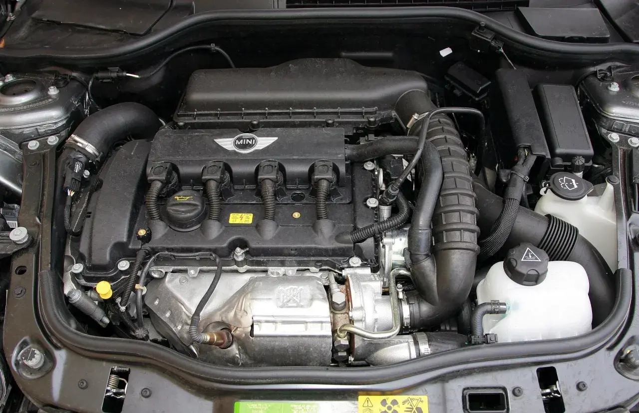 Silnik Mini Cooper. Dyskusja na forum: jaki silnik wybrać? Widok komory silnika.