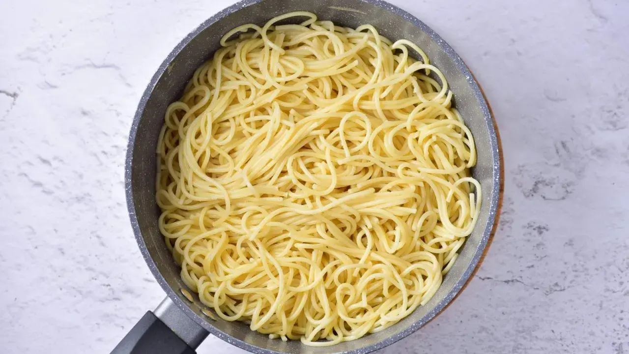Wege spaghetti bolognese: Sekrety smaku umami i przepis krok po kroku