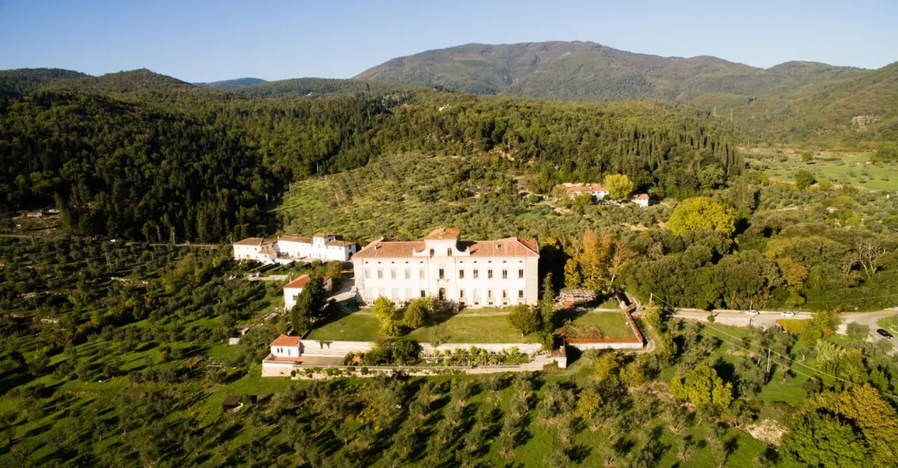 Villa medicea di Montemurlo, un gioiello da scoprire tra colline verdi e uliveti.