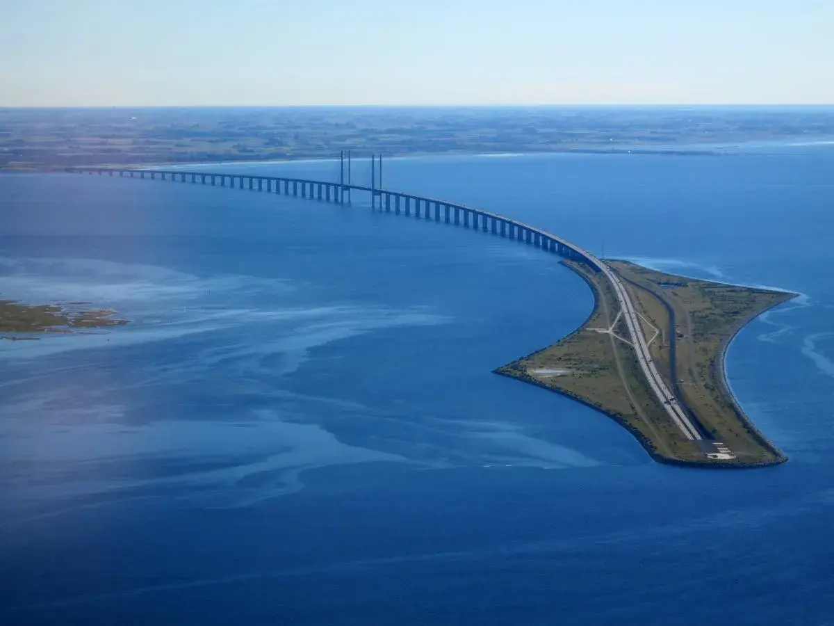 Most Øresund, gdzie kupić bilet na most oresund, łączy Danię ze Szwecją. Widok z lotu ptaka na imponującą konstrukcję nad wodą.