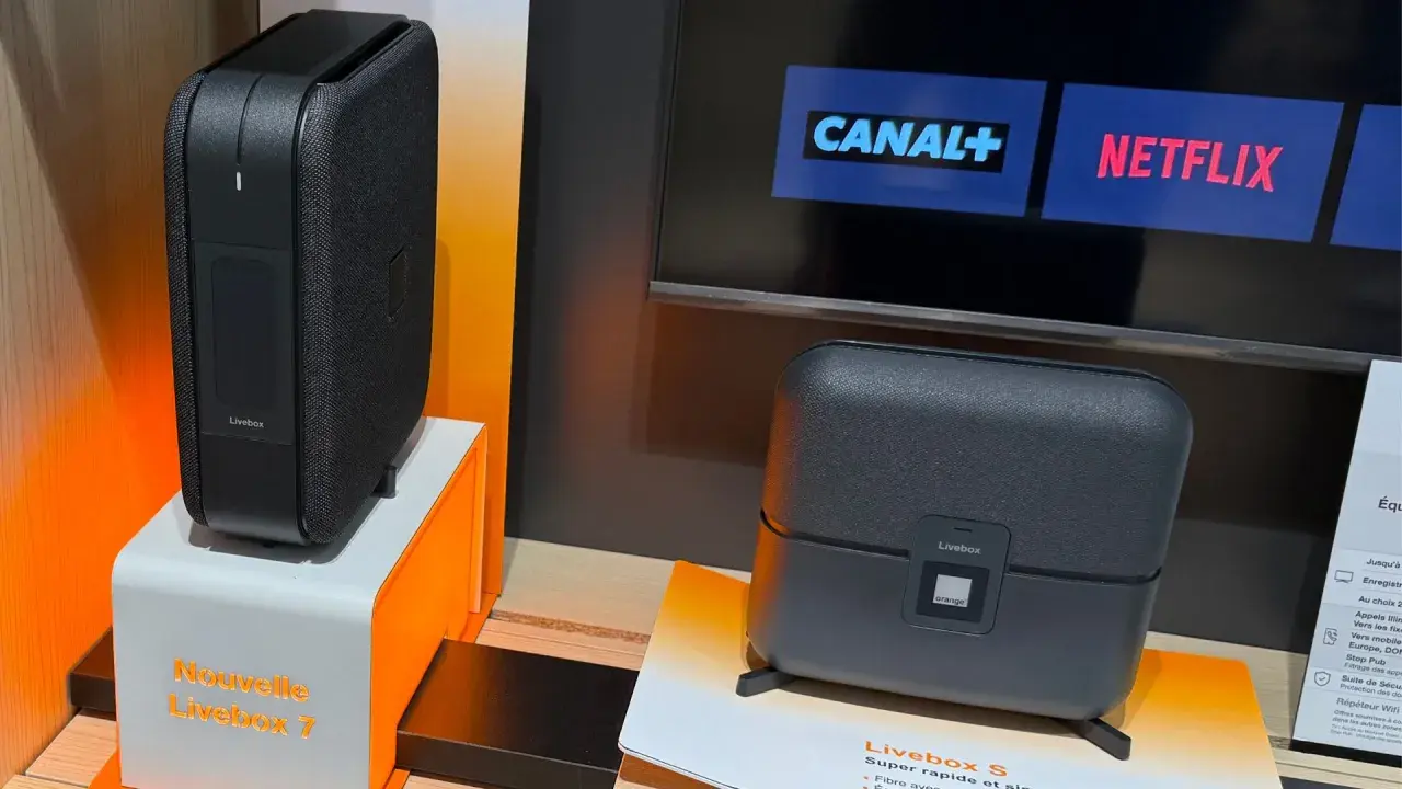 Deux Livebox Orange, dont la nouvelle Livebox 7, présentées sur des supports orange vif. L'équipement Orange est prêt pour le divertissement.
