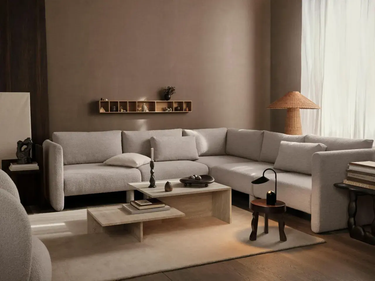 Minimalistisch wohnen: Vorher-Nachher-Verwandlung eines Wohnzimmers mit beigem Sofa, Holztisch und dezenter Deko.