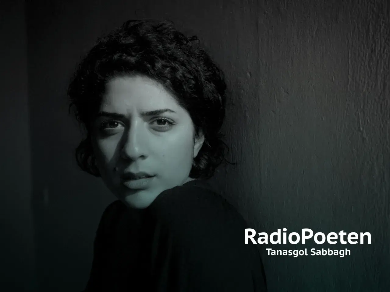 Tanasgol Sabbagh, eine junge Frau mit dunklen, lockigen Haaren, blickt nachdenklich in die Kamera. Der Schriftzug "RadioPoeten" und ihr Name sind rechts im Bild zu sehen.