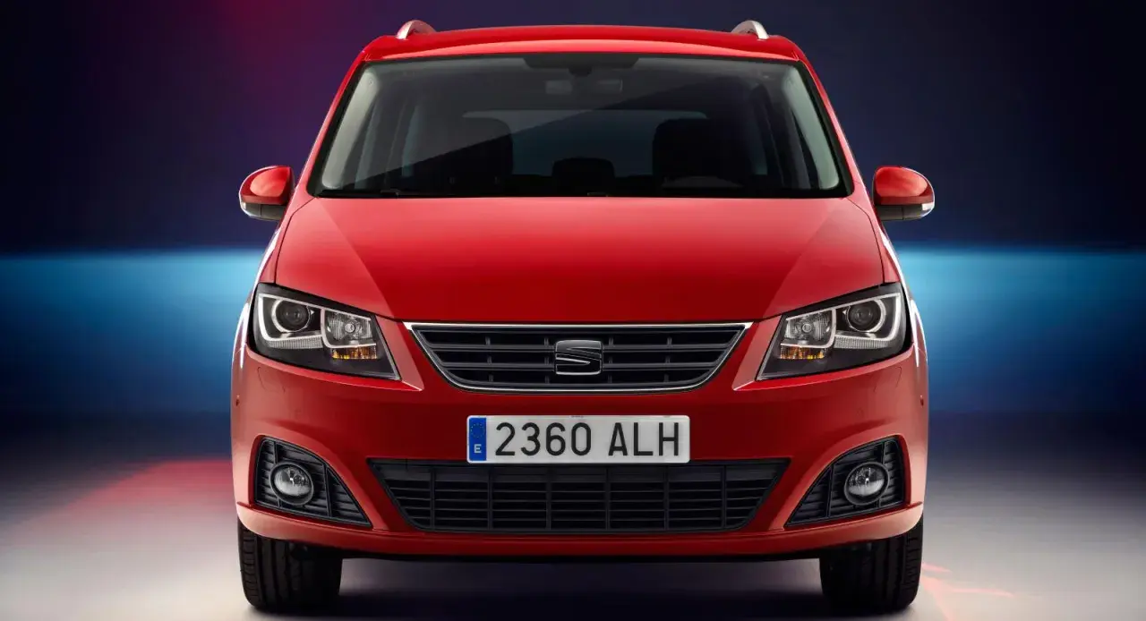 Röd Seat Alhambra med registreringsskylten 2360 ALH. Ett problem med denna modell kan vara dess storlek.