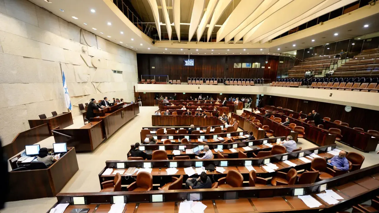 Das israelische Parlament, die Knesset, mit Abgeordneten in ihren Sitzen und einer Rede am Rednerpult.