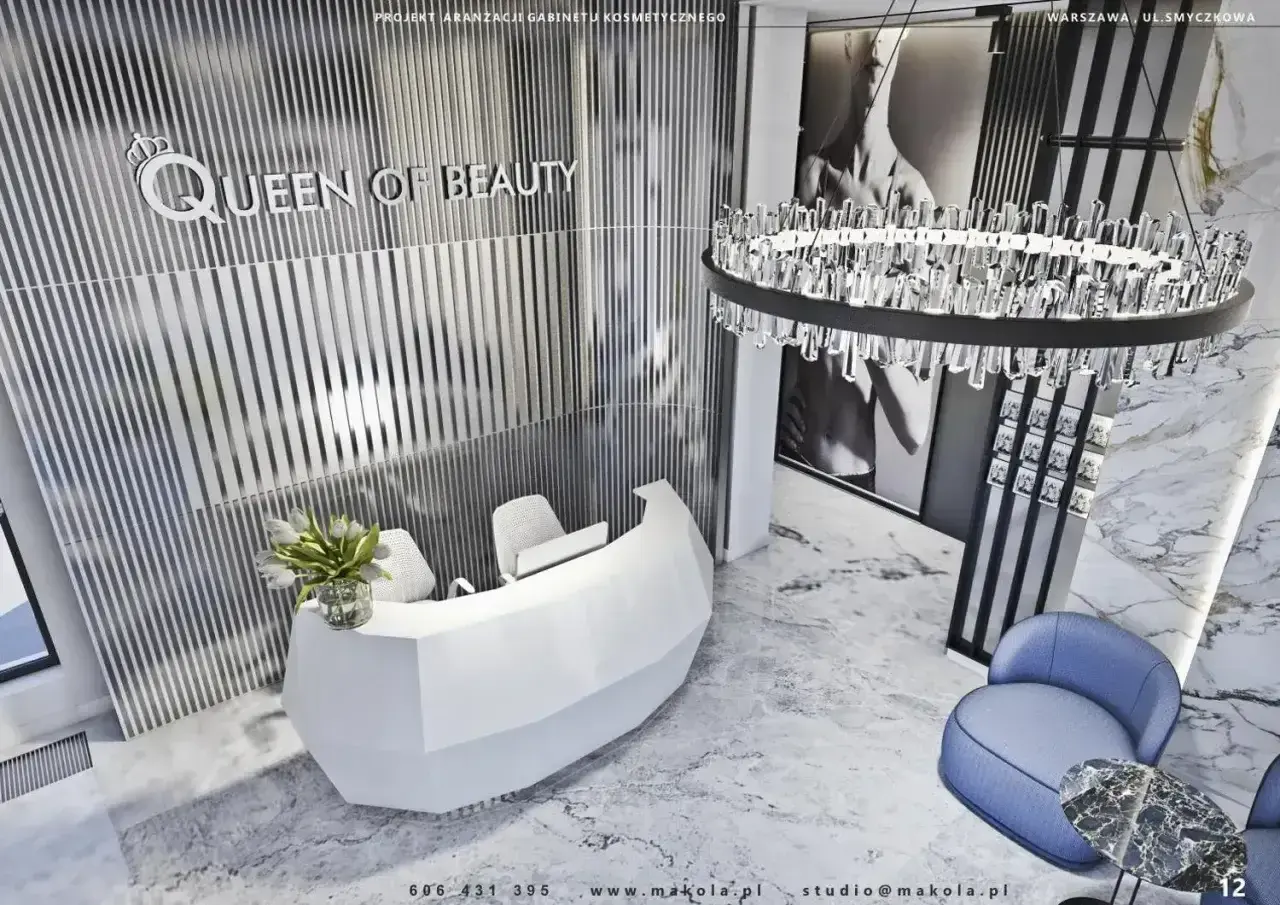 Nowoczesne wnętrze gabinetu "Queen of Beauty" z recepcją i kryształowym żyrandolem. Opinie o tym miejscu z pewnością są pozytywne.