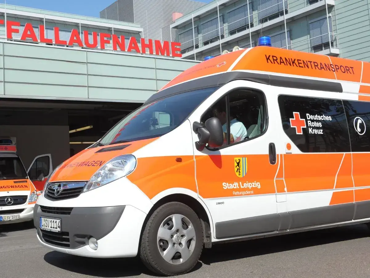 Ein Krankenwagen des Deutschen Roten Kreuzes steht vor der Notaufnahme. Die Frage, wer zahlt Krankentransport, klären oft die Krankenkassen.