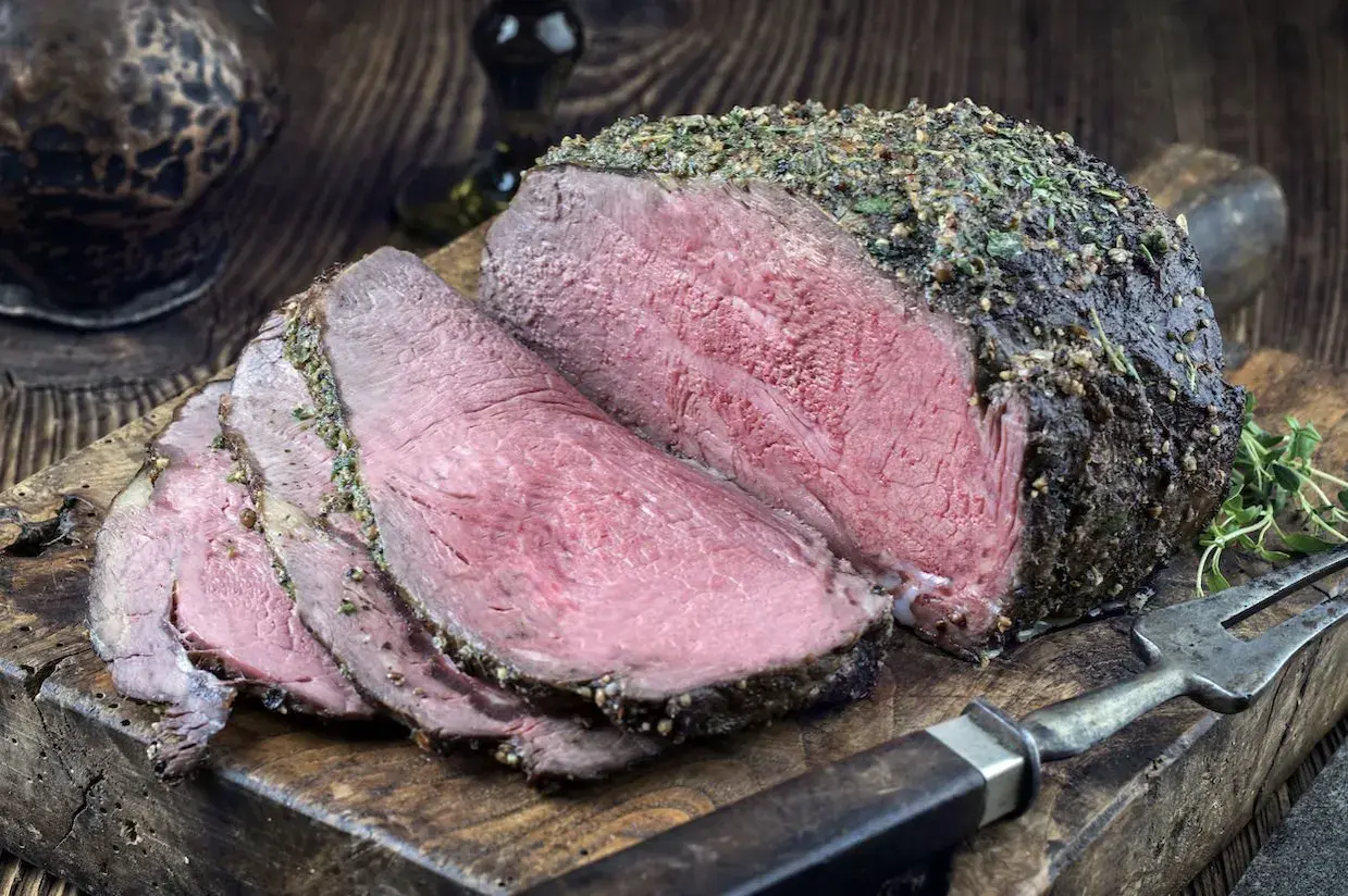Roast beef ricetta perfetta: carne succulenta e rosata, cotta a puntino e condita con erbe aromatiche.