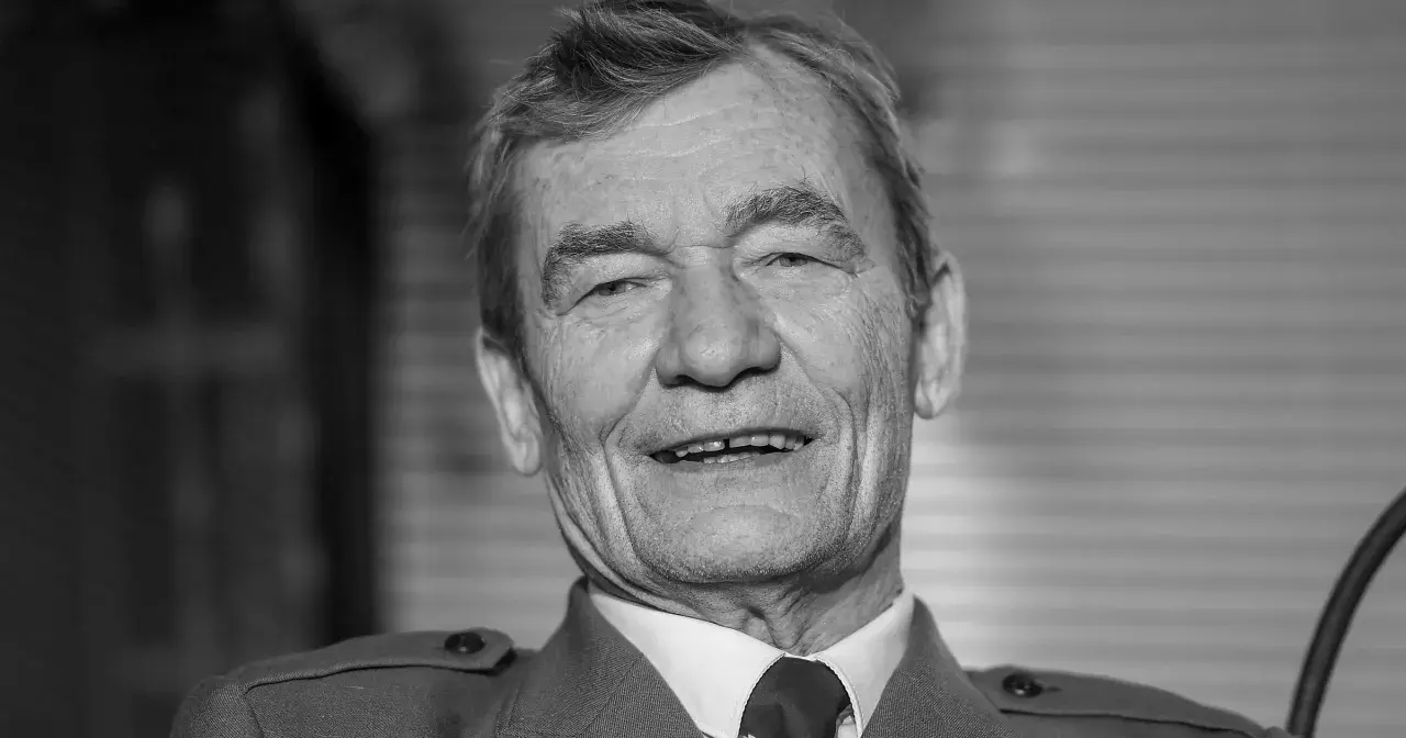 Uśmiechnięty Krzysztof Kiersznowski. Wiele osób szuka informacji, krzysztof kiersznowski na co zmarł, ale to zdjęcie go upamiętnia.
