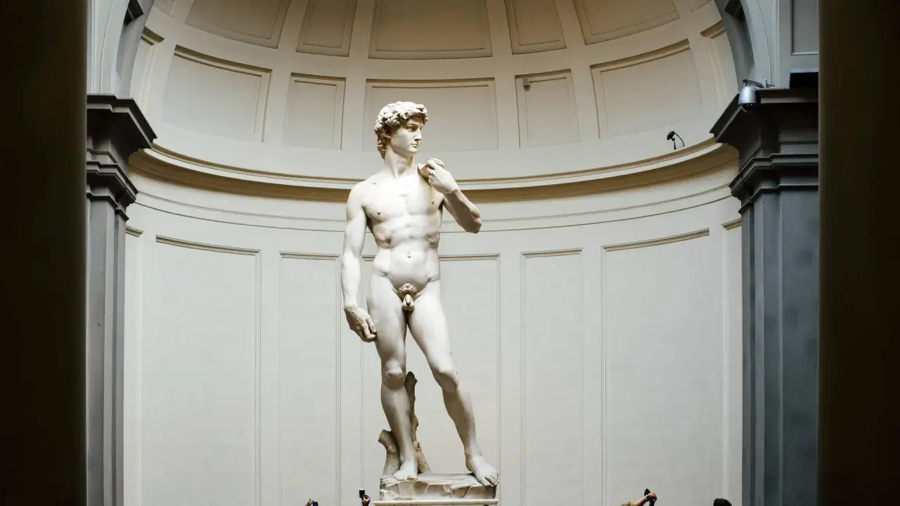 Michelangelos David-Zeichnung, eine beeindruckende Marmorskulptur, steht im Zentrum eines eleganten Raumes.