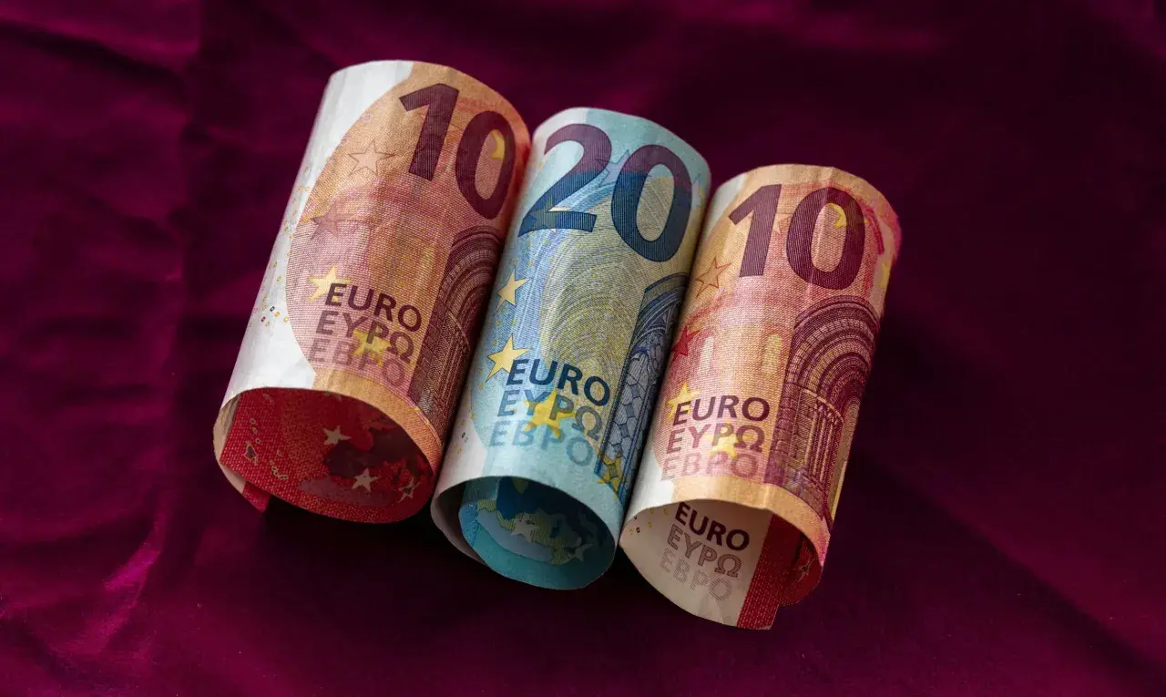 Dwa banknoty po 10 euro i jeden 20 euro, symbolizujące walutę Łotwy.