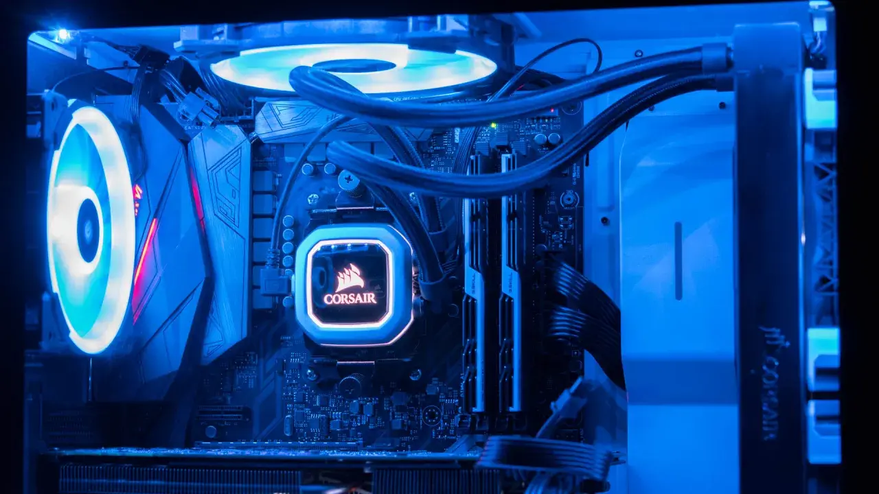 Ein beleuchteter PC-Innenraum mit RGB-Lüftern und der Corsair-CPU-Kühlung, gesteuert durch die icue software.