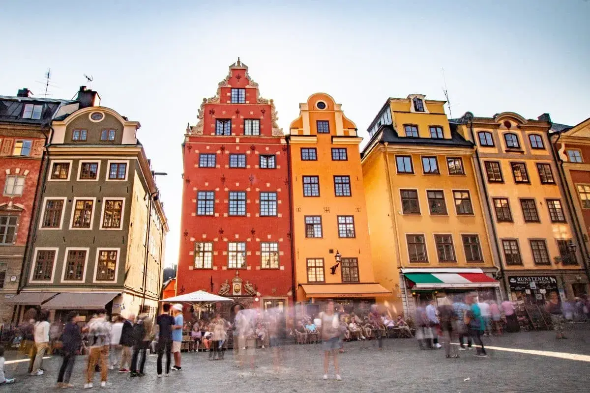 Bunte Häuser am Stortorget, Stockholm. Ein Muss für jeden, der die Stadt besucht. Menschen flanieren über den Platz.