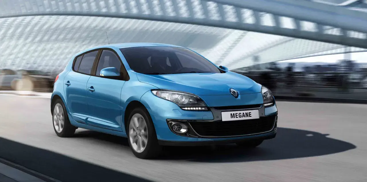 Azul Renault Mégane en movimiento, con su motor 1.5 dCi ofreciendo potencia y eficiencia en la carretera.