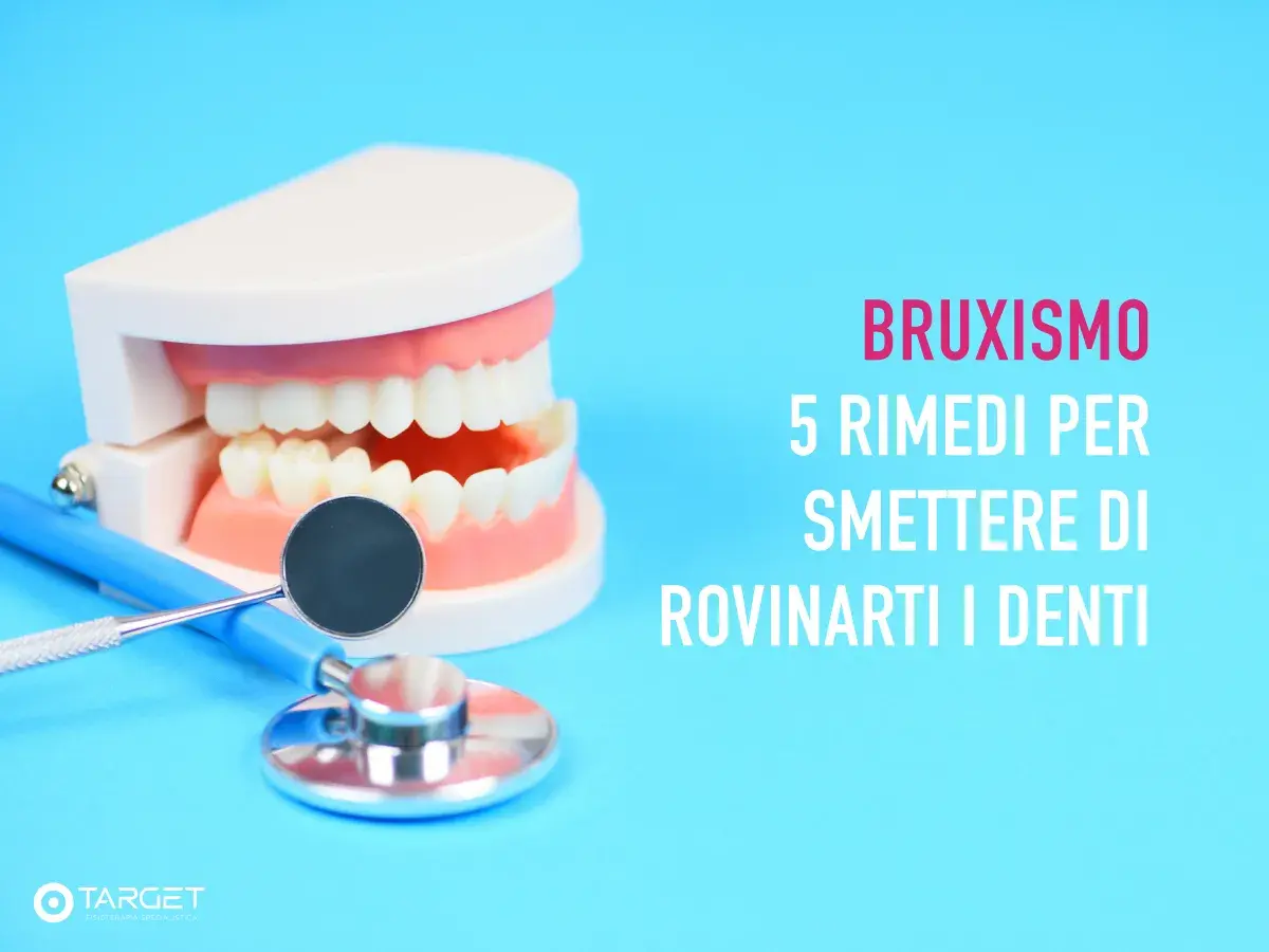 Modello di denti e strumenti dentistici. Il bruxismo, o stringere i denti, ha cause psicologiche.