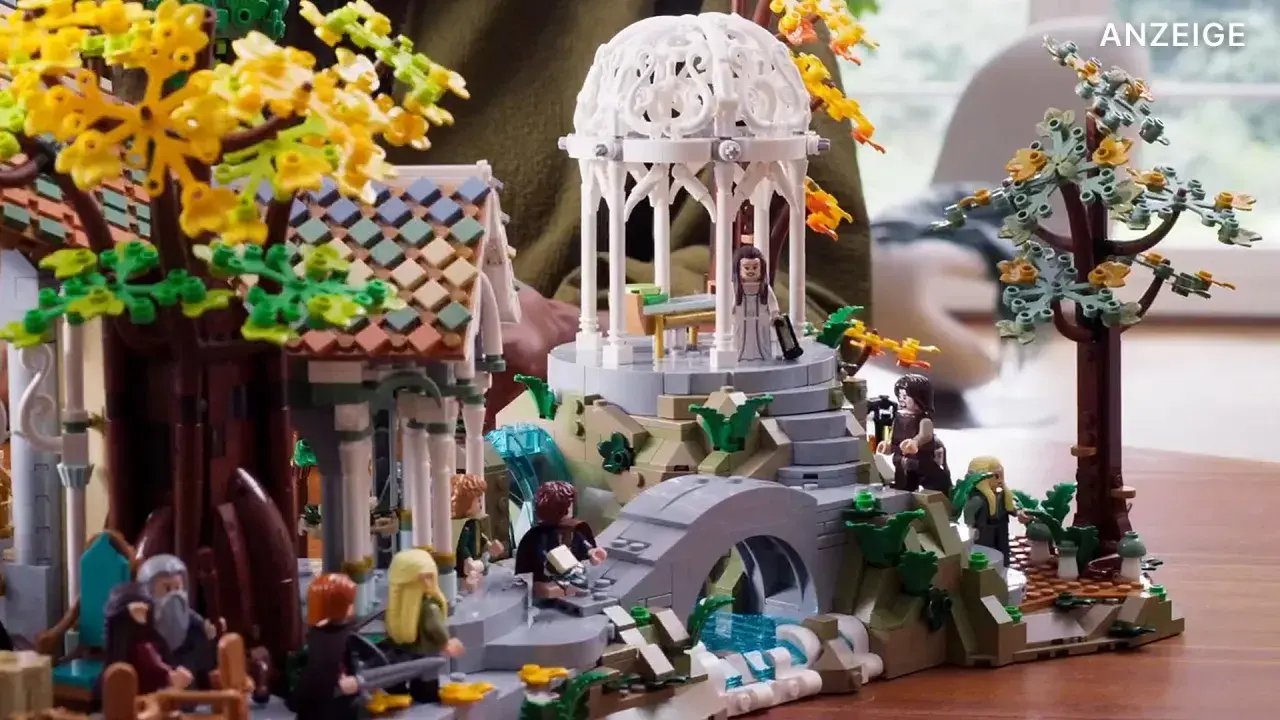 Ein detailreiches LEGO-Set mit Elben, einem Pavillon und einer Brücke, das an die besten LEGO Sets aller Zeiten erinnert.