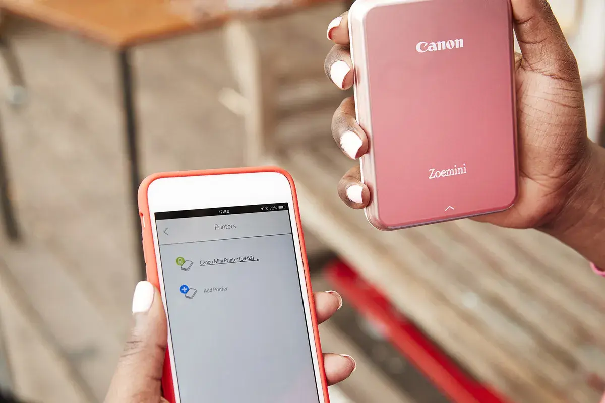 Jak połączyć drukarkę Canon z telefonem? Na ekranie telefonu widać listę drukarek, w tym Canon Mini Printer.