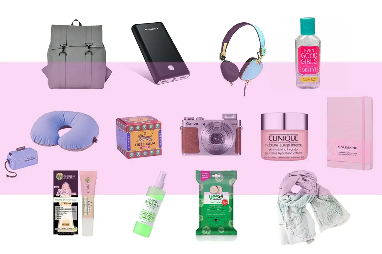 Reise-Must-Haves: Rucksack, Powerbank, Kopfhörer, Handgel, Nackenkissen, Tiger Balm, Kamera, Clinique Creme, Moleskine Notizbuch, Garnier BB Cream, Mario Badescu Spray, Yes To Cucumbers Tücher, Weltkarten-Schal.