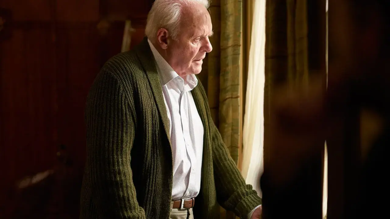 Anthony Hopkins w zielonym swetrze, zamyślony przy oknie. Wiele jego filmów zapada w pamięć.