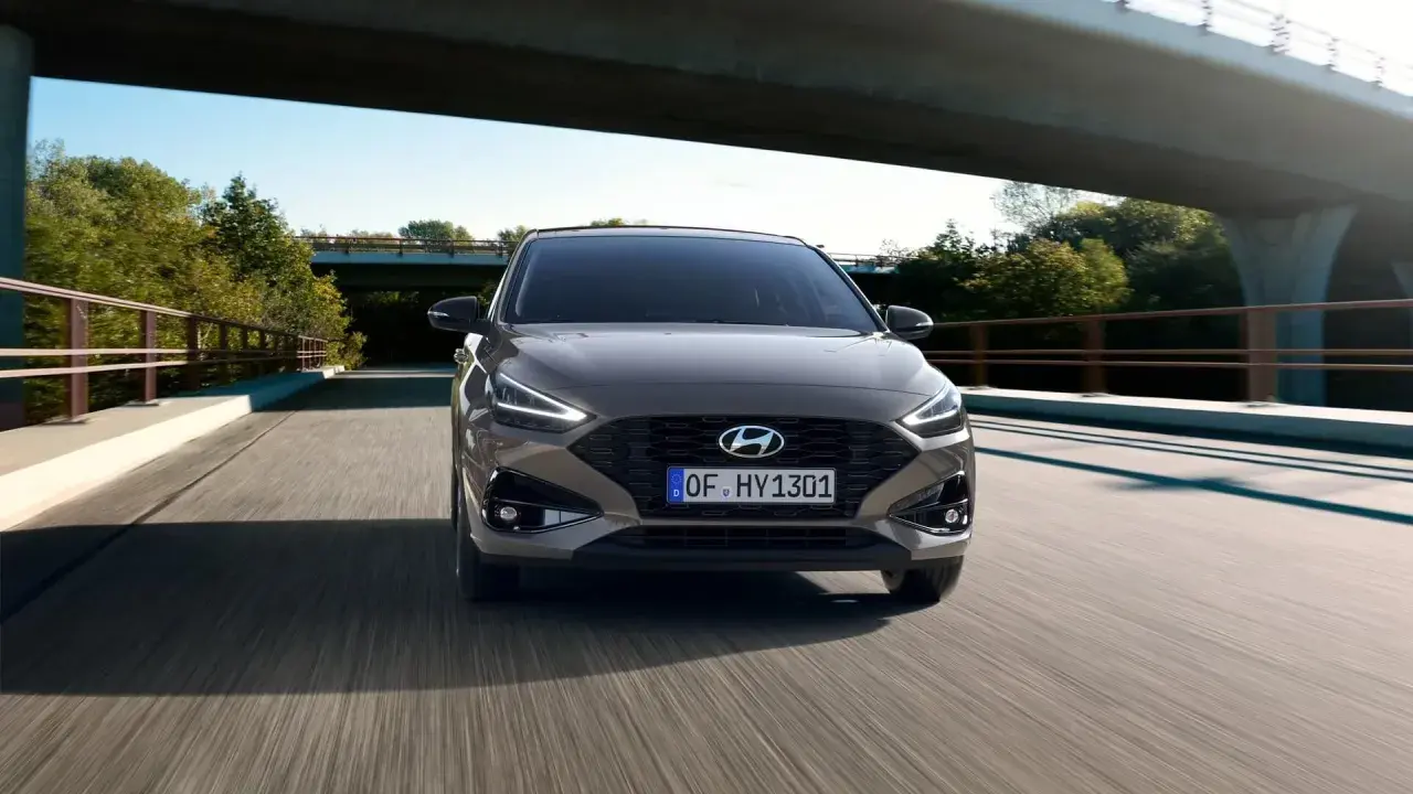 Szary Hyundai i30 GD jedzie po moście wśród zieleni.