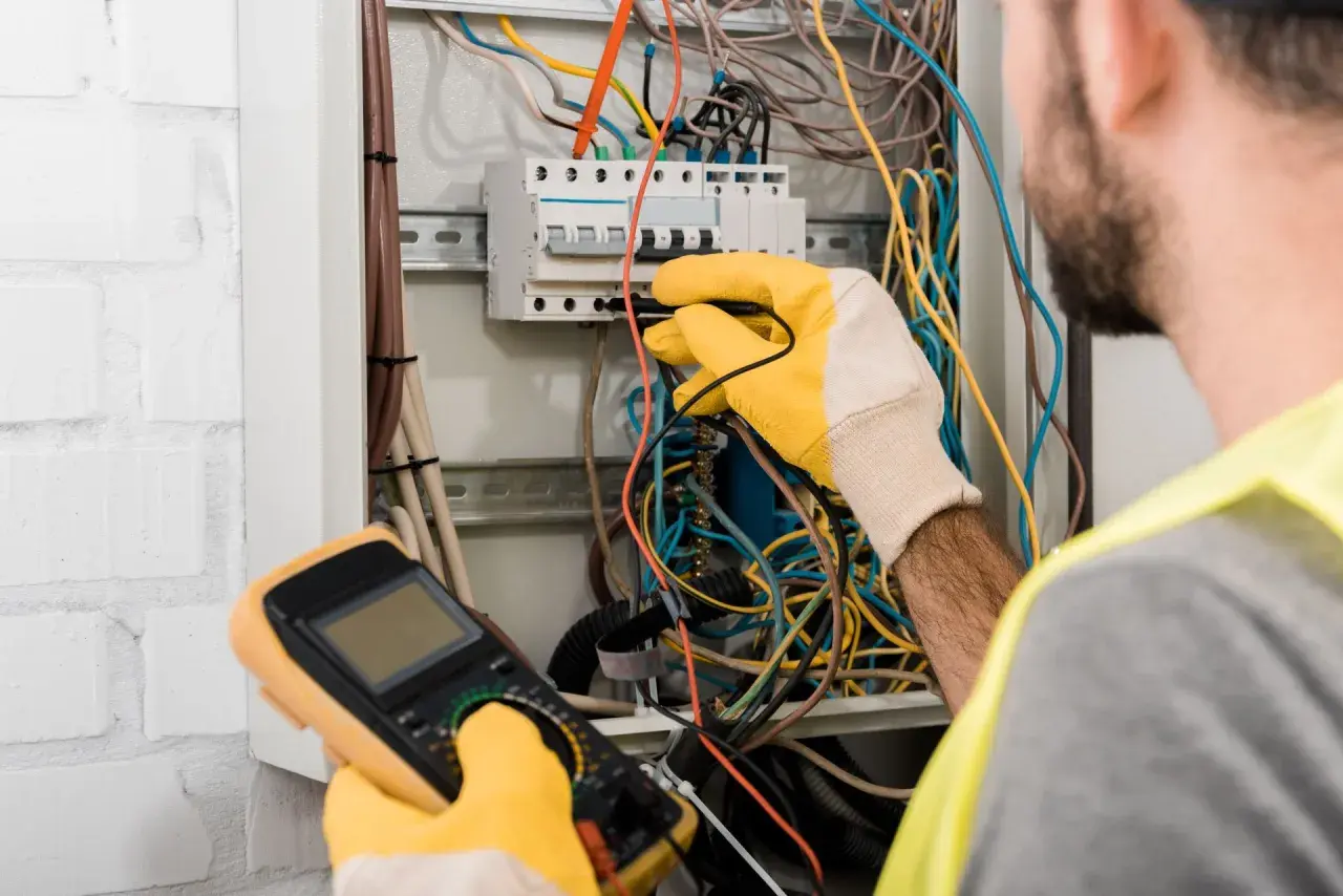 Jak położyć elektrykę w domu bez błędów i z zachowaniem bezpieczeństwa