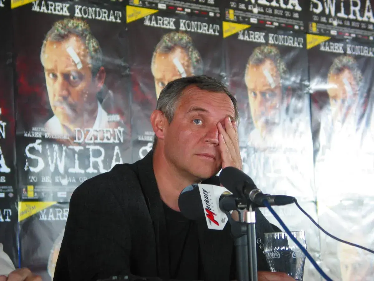 Marek Kondrat, gwiazda "Dnia Świra", zasłania oko. Plakaty filmu przypominają o największych kłótniach o kolejność nazwisk w napisach końcowych polskiego hitu.