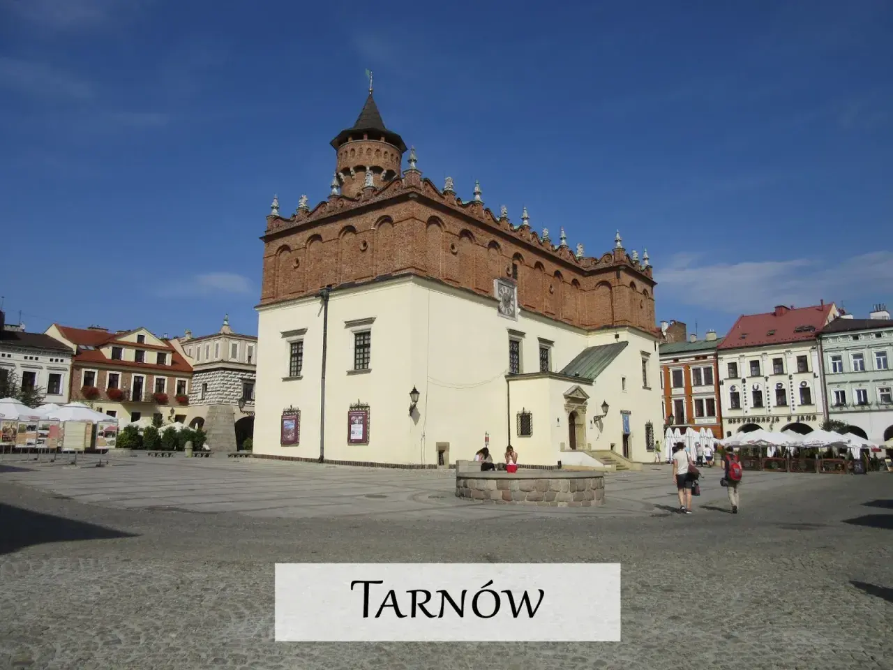 Rynek w Tarnowie z ratuszem i kolorowymi kamienicami. Wspaniałe tarnowskie atrakcje czekają na odkrycie!