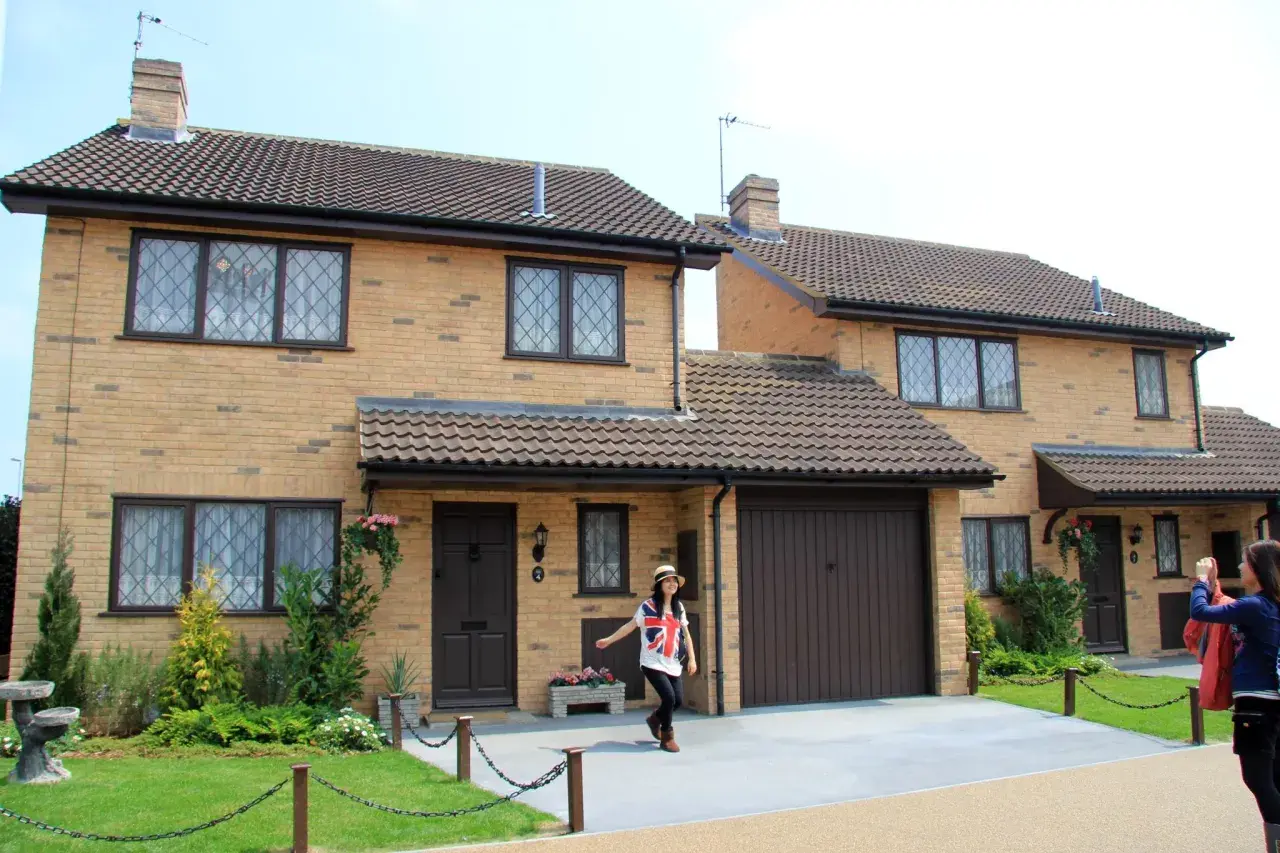 Ulica Privet Drive, dom Harrego Pottera, z dziewczyną w koszulce z flagą Wielkiej Brytanii.