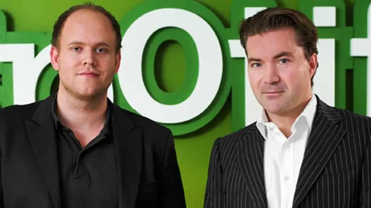 Daniel Ek och Martin Lorentzon, männen som startade Spotify, poserar framför en grön logotyp.