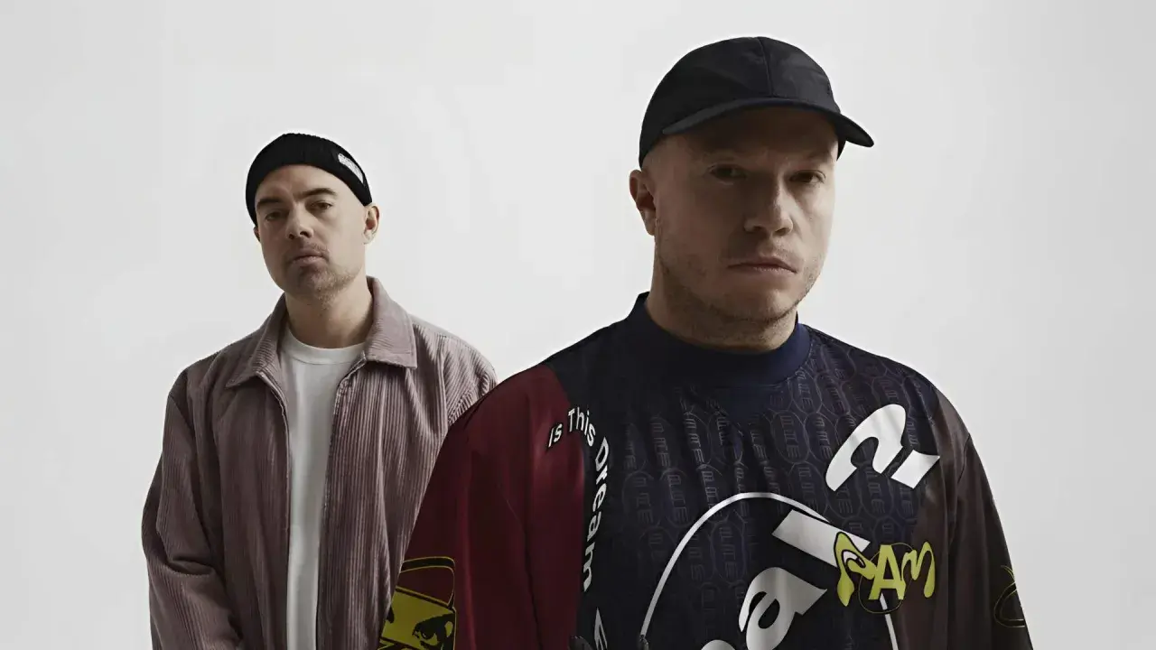 Dwóch mężczyzn w czapkach, jeden w sztruksowej kurtce, drugi w bluzie z napisem "Is this dream". Czy to zapowiedź problem koncertów 2025?