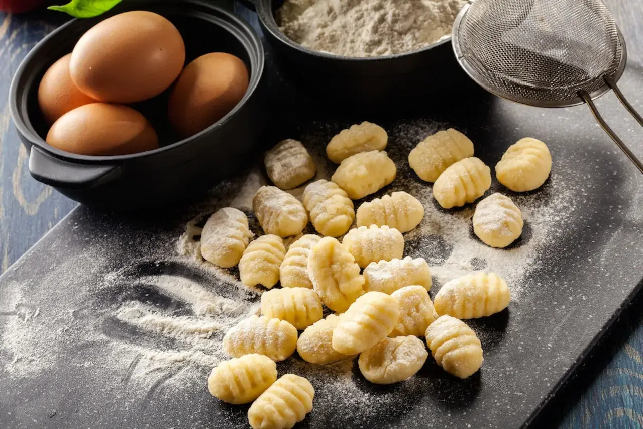 Kluski gnocchi z czym podawać – najlepsze sosy i dodatki, które zaskoczą