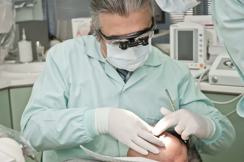 Dentysta to lekarz? Rozwiewamy wątpliwości! Status prawny, L4, recepty