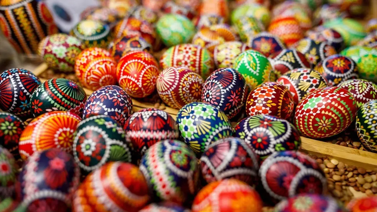 Bunte, kunstvoll bemalte Ostereier liegen dicht beieinander. Was ist an Ostersonntag passiert? Ein Fest der Farben und Traditionen!