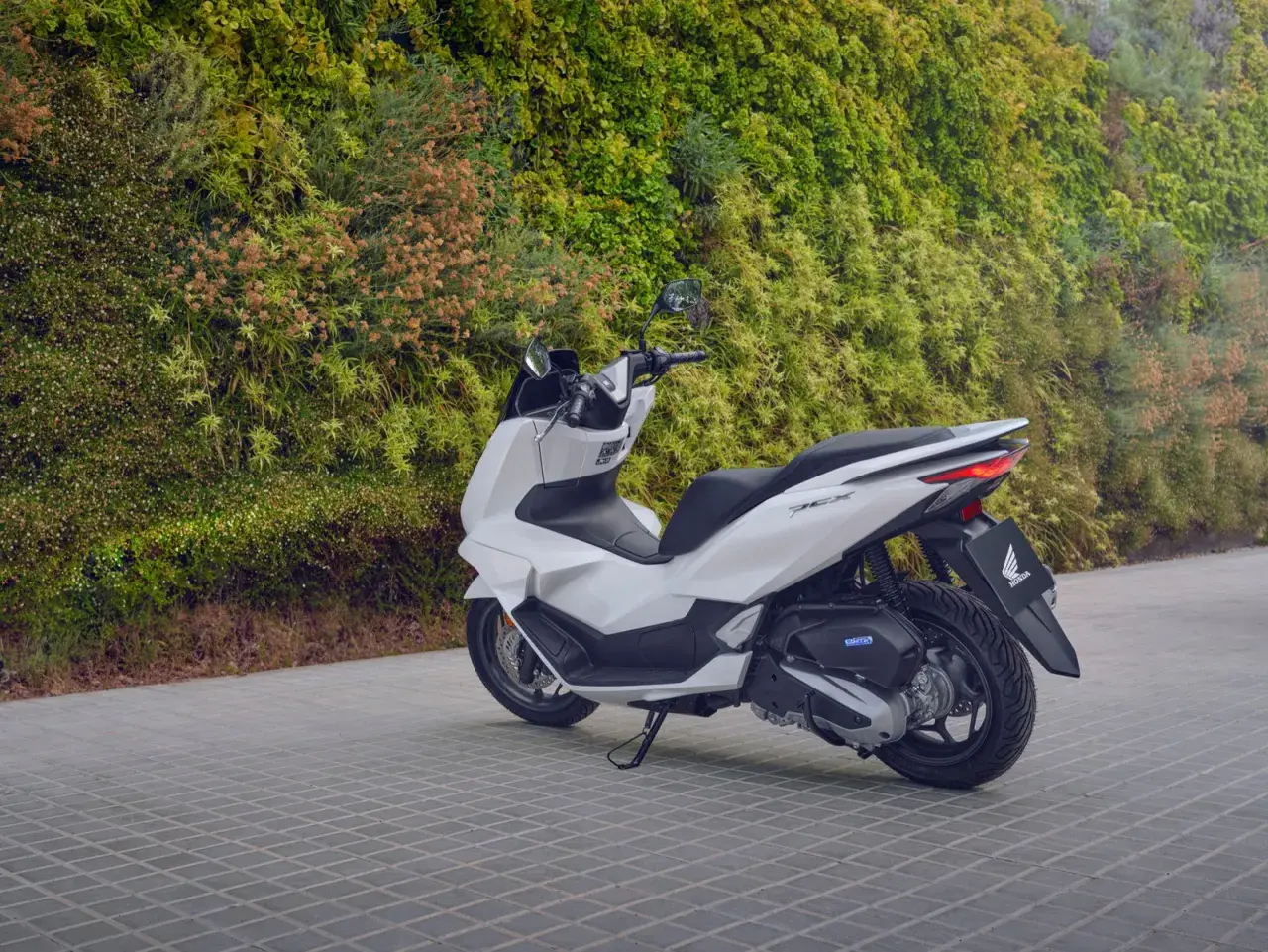 Honda PCX 125 blanca, lista para quitar limitador y disfrutar de la carretera.