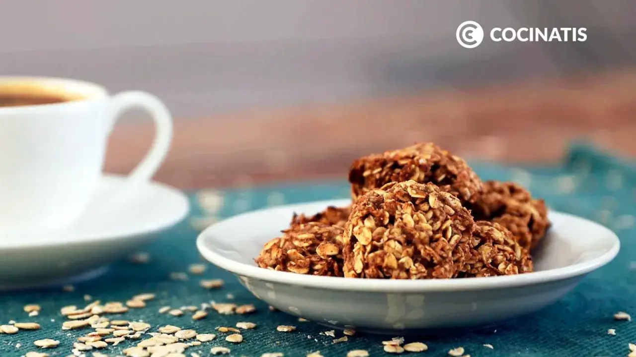Galletas de avena y canela, perfectas para tu receta galletas sin azucar. Acompañadas de una taza de café.
