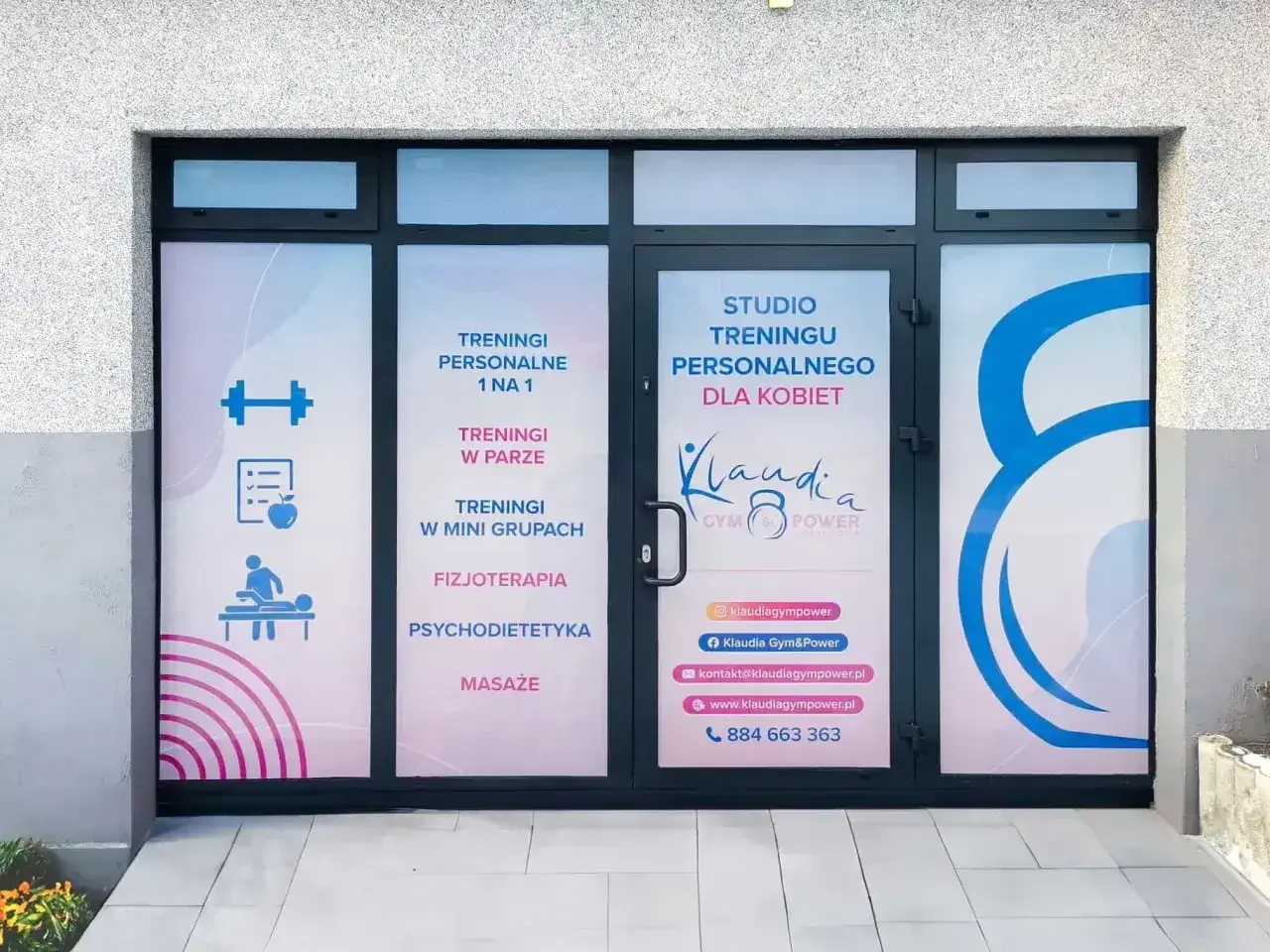 Witryna studia treningu personalnego dla kobiet, z ofertą: treningi 1 na 1, w parach, grupach, fizjoterapia, psychodietetyka, masaże. Wykonana techniką druku solwentowego.
