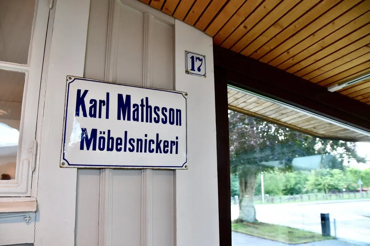 Skylt för Karl Mathsson Möbelsnickeri, en del av Bruno Mathsson Museum.