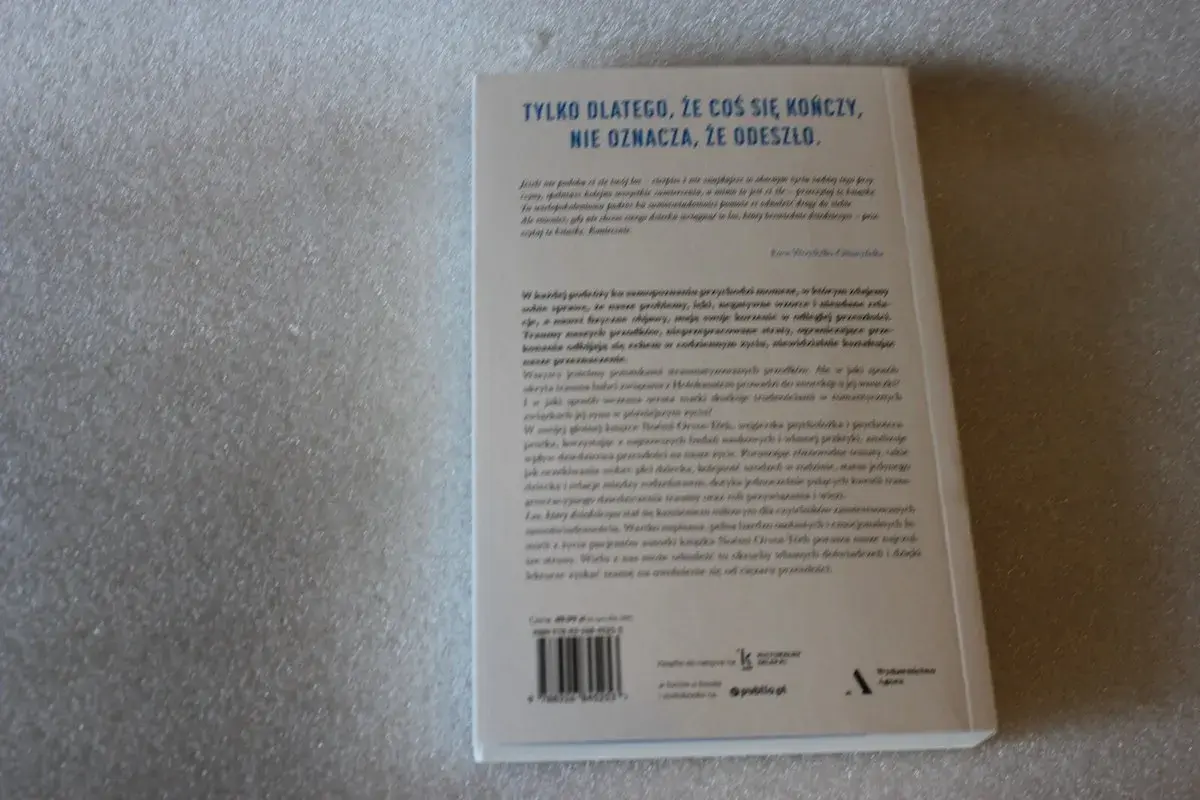 Rückseite eines Buches mit dem Titel "Nur weil etwas endet, heißt das nicht, dass es weg ist." von Orvos Tóth Noémi.